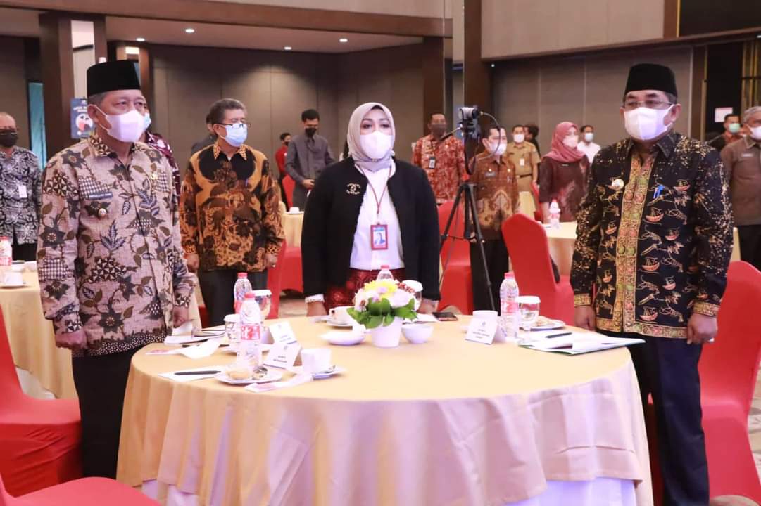 Bupati Tanjab Barat, H. Anwar Sadat Saat Hadiri Rakor dan Pengukuhan Tim Percepatan Perluasan Digital Daerah (TP2DD) Kabupaten/Kota se Provinsi Jambi di Ballroom Swissbel Hotel Jambi, Selasa (14/09/21). FOTO : PROKOPIM