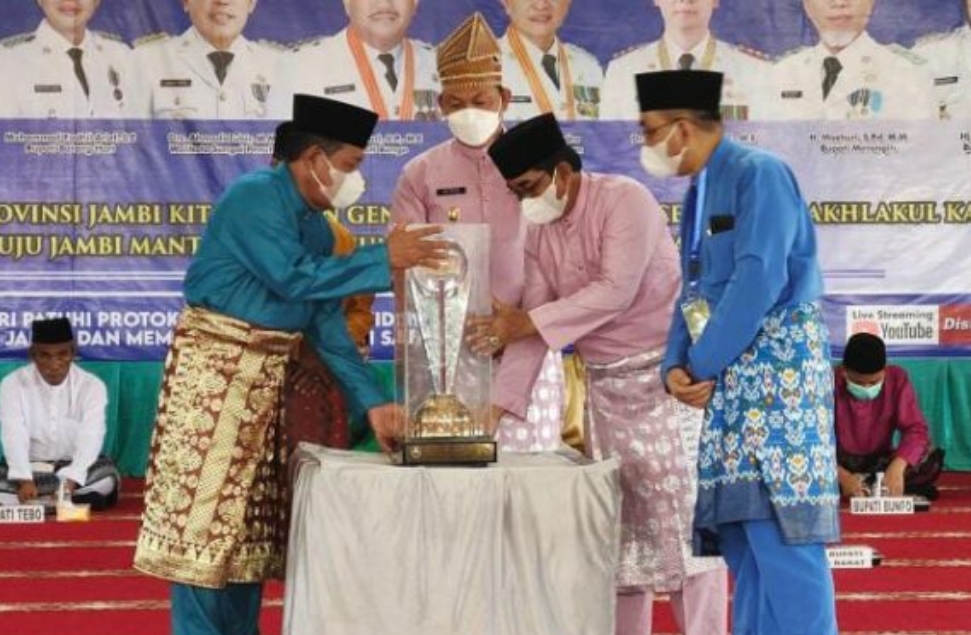 H. Abdullah Sani Wakil Gubernur Jambi serahkan piala bergilir juara umum MTQ ke-50 kepada Bupati dan Wakil Bupati Tanjab Barat foto: lintas tungkal