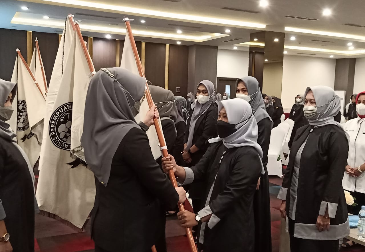 Penyerahan Pataka dari ketua DPD KPPI Provinsi Jambi Hj. Saniatul Lativa, SE, MM kepada Hefni Fadilah, S.AB ketua DPC KPPI Tanjab Barat