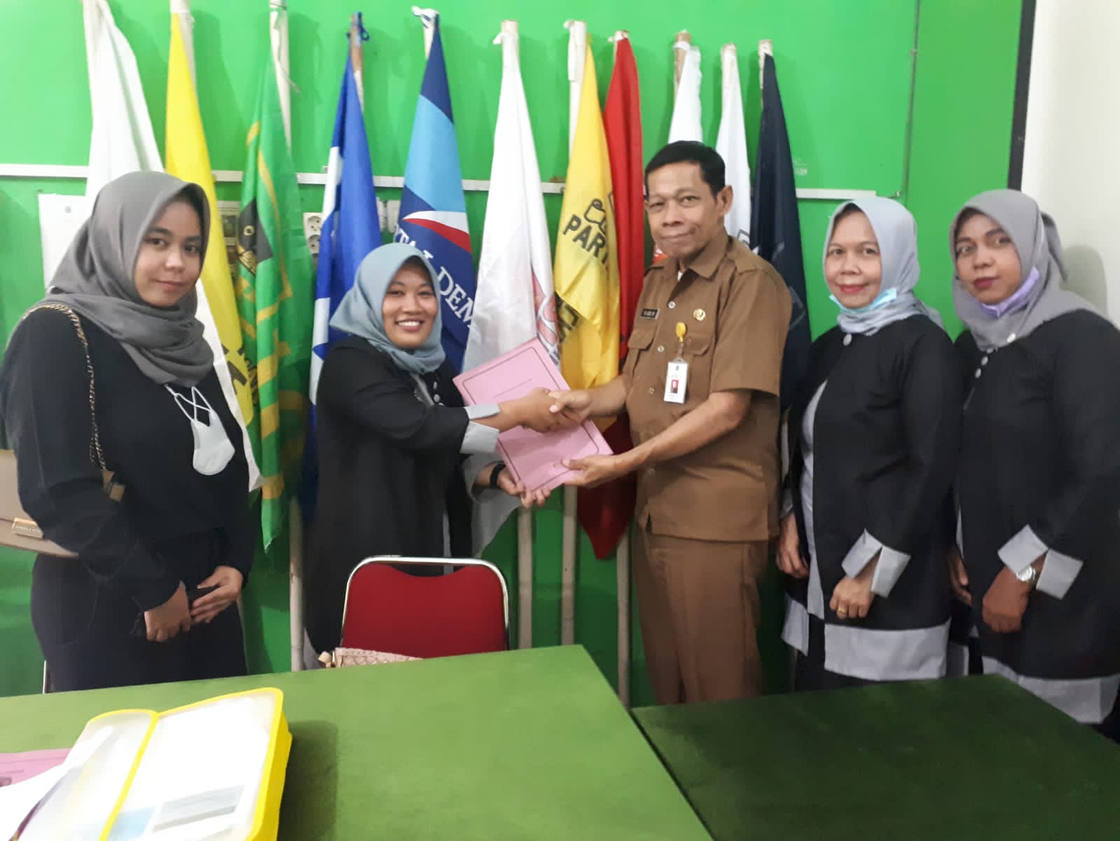 Ketua DPC KPPI Tanjab Barat Hefni Fadilah, S.AB didampingi Sekretaris dan Anggota lainnya bersama Kepala Badan Kesbangpol Tanjab Barat Drs. R Aziz Muslim, M.AP