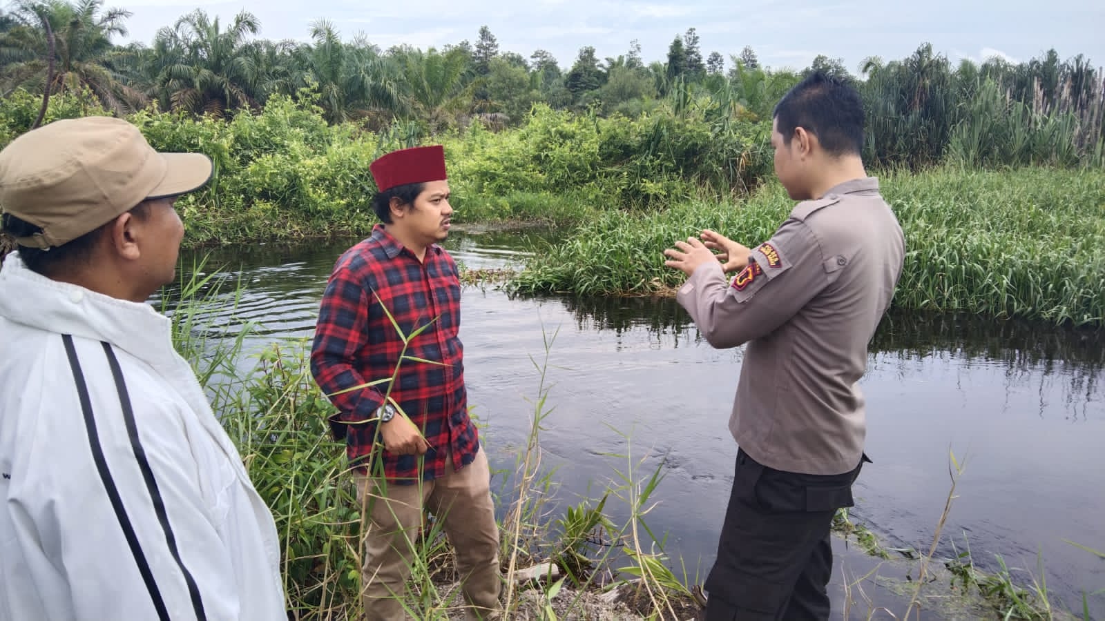Ketua Komisi II DPRD Tanjab Barat Syufrayogi Syaiful saat tinjau lokasi bersama perwakilan instansi terkait lainnya Selasa (23/11/2021)