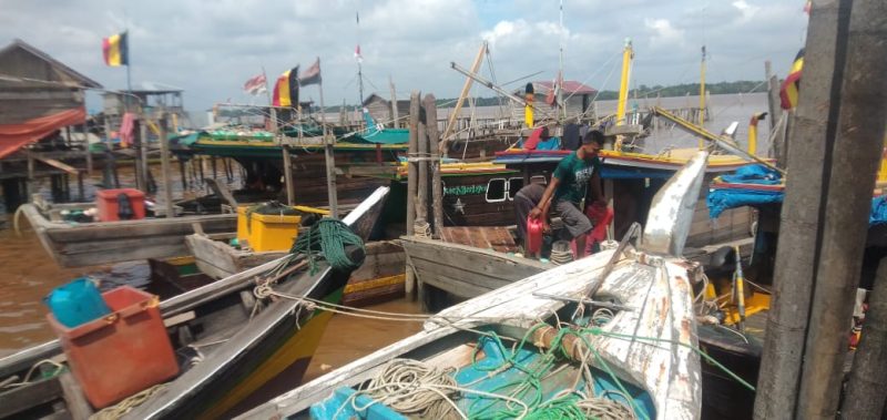 Cuaca yang buruk serta ombak yang tinggi mengakibatkan sejumlah nelayan di Kuala Tungkal