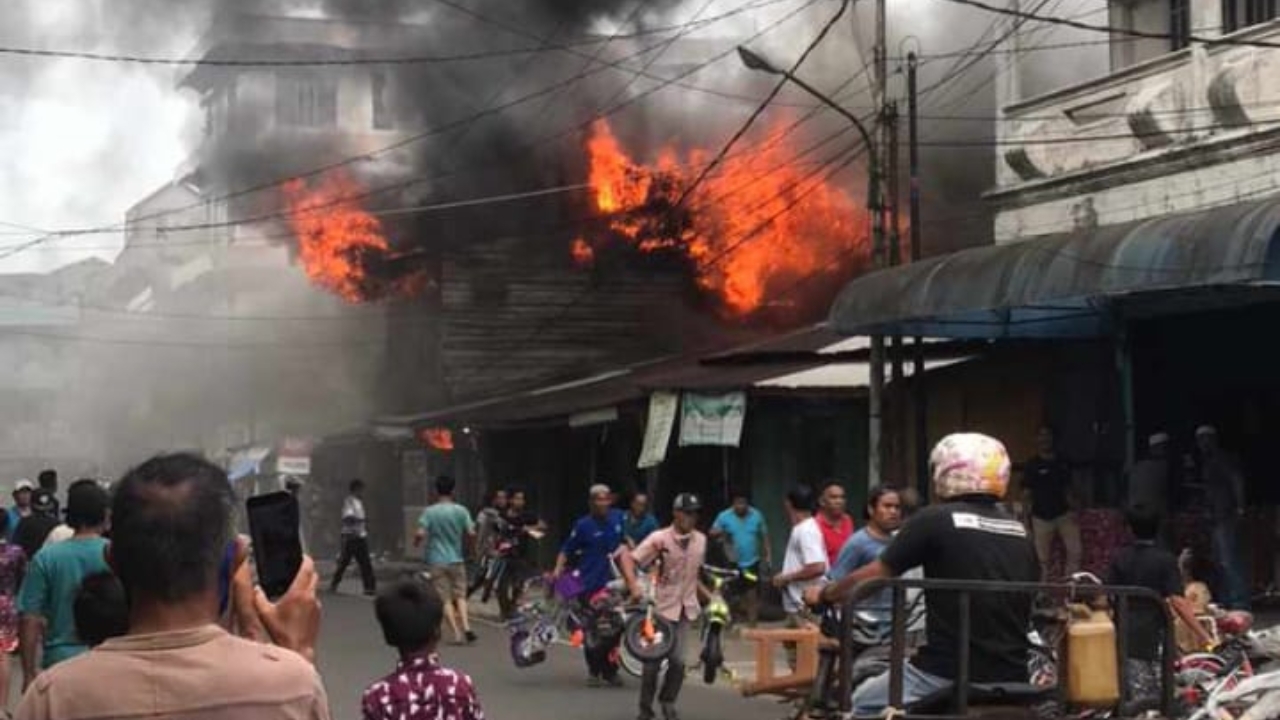 Kebakaran terjadi dijalan A. Yani Tungkal IV Kota Senin (31/01/22)