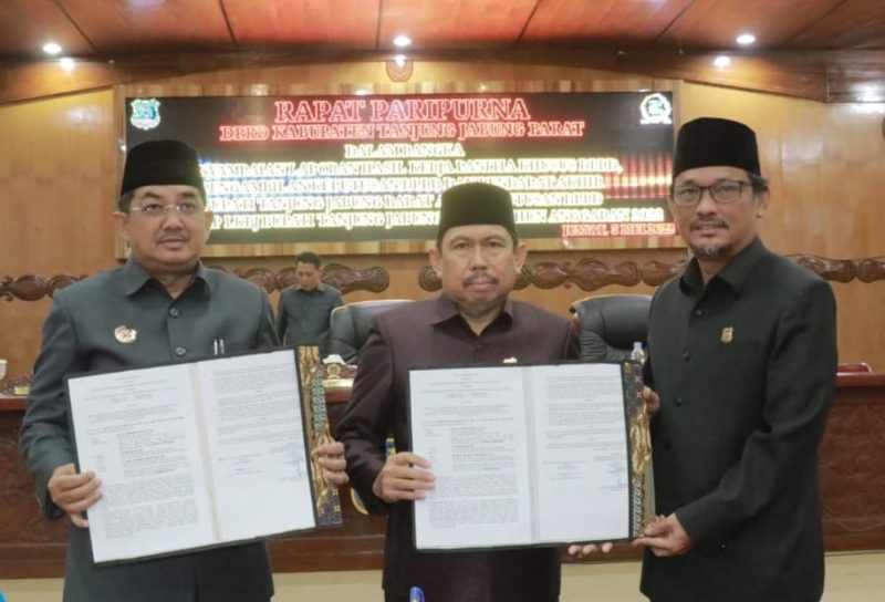 Bupati Tanjung Jabung Barat Drs. H. Anwar Sadat, M. Ag menghadiri Rapat Paripurna DPRD Kabupaten Tanjung Jabung Barat Jumat (5/5/202