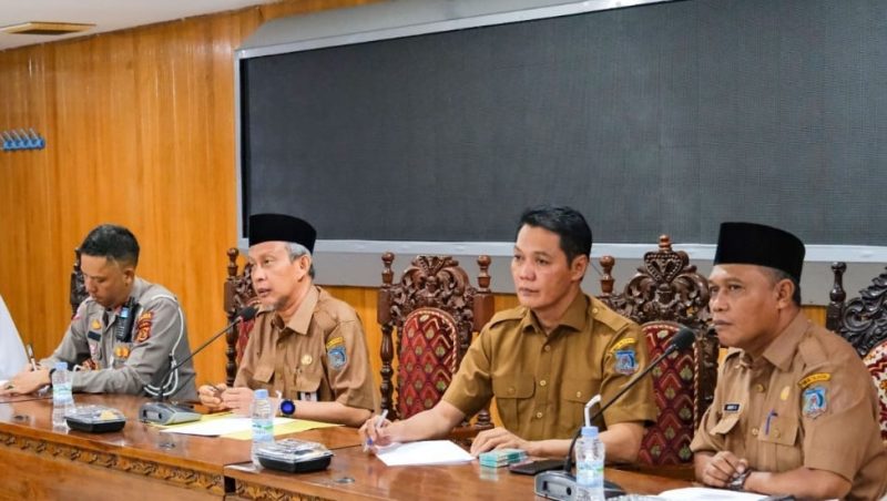 Mewakili Bupati Tanjab Barat, Sekretaris Daerah Ir. H. Agus Sanusi, M.Si gelar rapat persiapan keberangkatan Jamaah Haji Kabupaten Tanjab Barat. Selasa (23/05/2023).