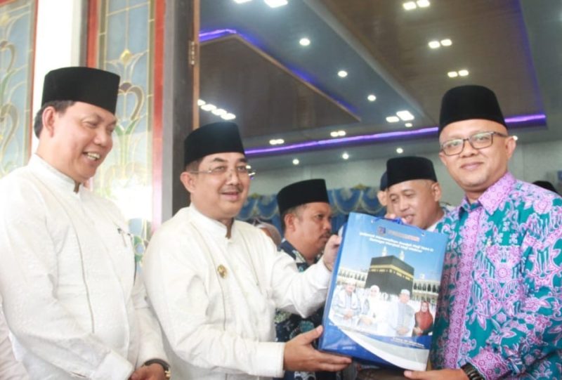 Bupati Tanjab Barat Drs.H.Anwar Sadat M,Ag melepas secara resmi jamaah calon haji Kabupaten Tanjab Barat tahun 1444 H/ 2023 M Sabtu  (03/06/23).