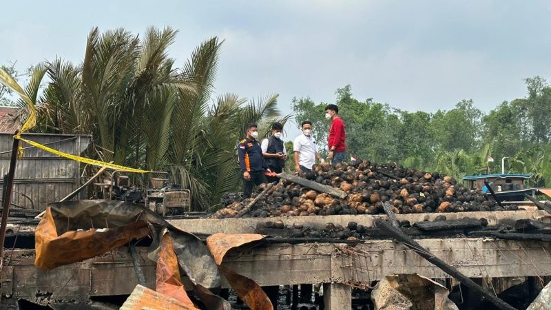 INAFIS Satreskrim Polres Tanjab Barat Lakukan Olah TKP Kebakaran Gudang di Sungai Saren, Bram Itam (04/10/23)
