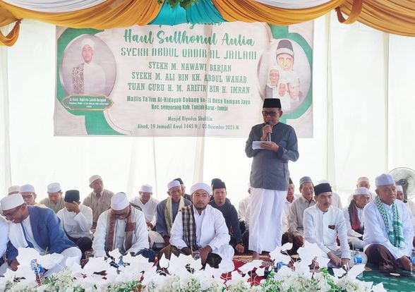 Staf Ahli Bidang Pemerintahan Hadiri Haul Akbar Syekh Abdul Qadir Al Jailani di Desa Kempas Jaya Minggu (03/12/23).
