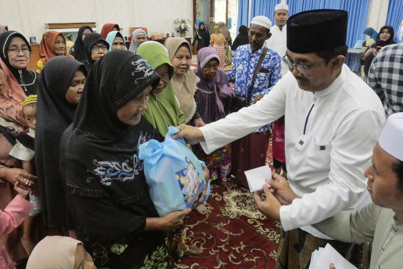 Bupati Anwar Sadat Berikan Santunan Kepada Janda dan Lansia Rabu (24/01/24).