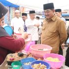 Bupati Tanjung Jabung Barat, Drs. H. Anwar Sadat, M. Ag, membuka serta melakukan peninjauan Pasar Beduk Ramadhan 1445 H/2024 yang berlokasi di Jalan melati Kuala Tungkal, Selasa (12/03/24).