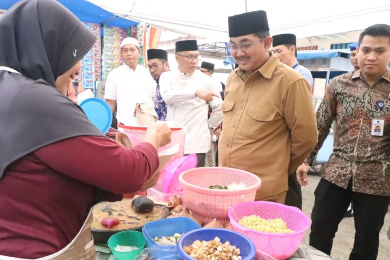 Bupati Tanjung Jabung Barat, Drs. H. Anwar Sadat, M. Ag, membuka serta melakukan peninjauan Pasar Beduk Ramadhan 1445 H/2024 yang berlokasi di Jalan melati Kuala Tungkal, Selasa (12/03/24).