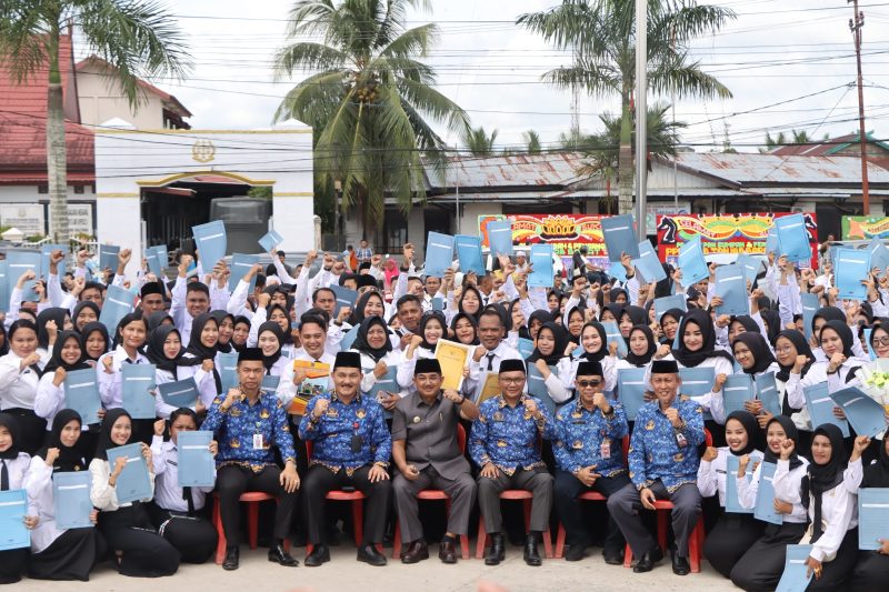 Bupati serahkan secara langsung Surat Keputusan (SK) kepada 1467 Pegawai Pemerintah dengan Perjanjian Kerja (PPPK) formasi 2023, Rabu (15/05/24).