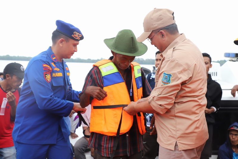 Ribuan Pelampung Diserahkan Langsung Oleh Bupati Bersama Kapolres untuk Keselamatan Nelayan Tanjab Barat dalam Rangka Hari Bhayangkara ke-78