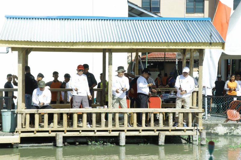 Mewakili Bupati Tanjab Barat, Pj Sekretaris Daerah H. Dahlan S. Sos, MM hadiri lomba mancing dalam rangka memeriahkan Hari Ulang Tahun Bhayangkara Ke 78 di Kolam Ikan Mapolres Tanjab Barat, Sabtu (29/06/24). 