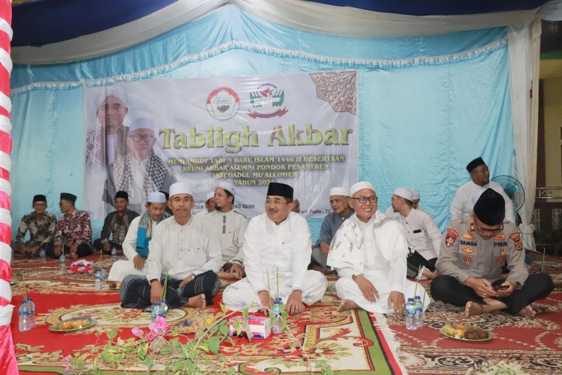 Bupati Tanjab Barat Hadiri Tabligh Akbar dan Reuni Akbar Menyambut Tahun Baru Islam 1446 H Parit 14 Desa Parit Pudin, Kecamatan Pengabuan, Sabtu malam (20/07/24).