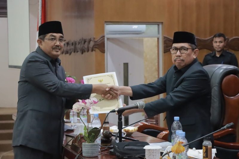 Bupati Sampaikan Tanggapan Atas Pemandangan Umum Anggota Dewan Terhadap Raperda APBD-P Tanjab Barat Tahun 2024 Senin (22/07/24).