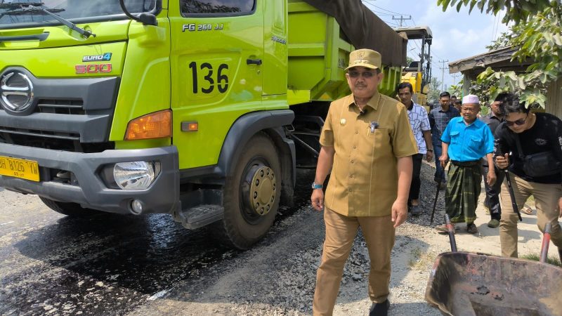 Bupati Anwar Sadat Tinjau Langsung Pengaspalan Jalan di Bram Itam Kiri Selasa (30/07/24)