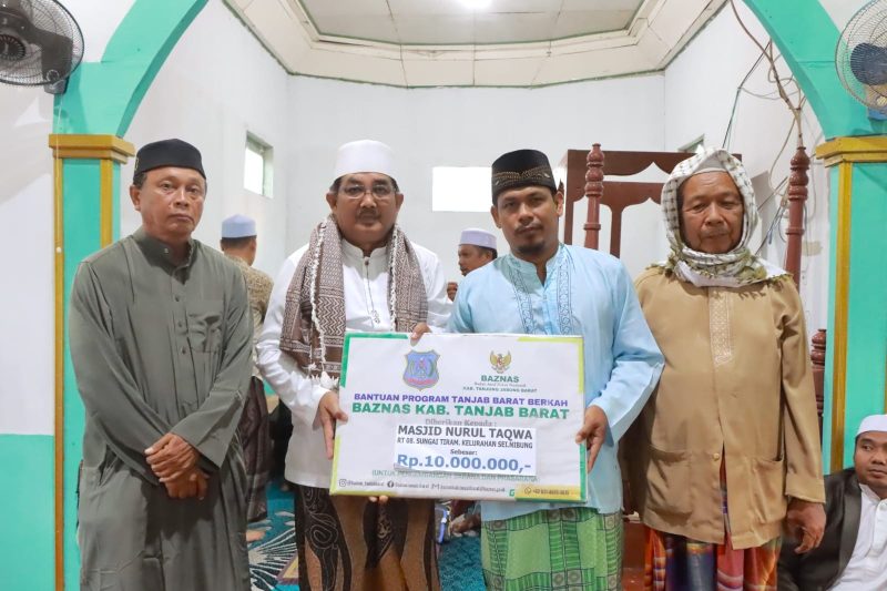 Bupati Tanjung Jabung Barat, Drs. H. Anwar Sadat, M.Ag Safari Subuh di Masjid Nurul Taqwa Kelurahan Sungai Nibung Jumat (23/08/24)