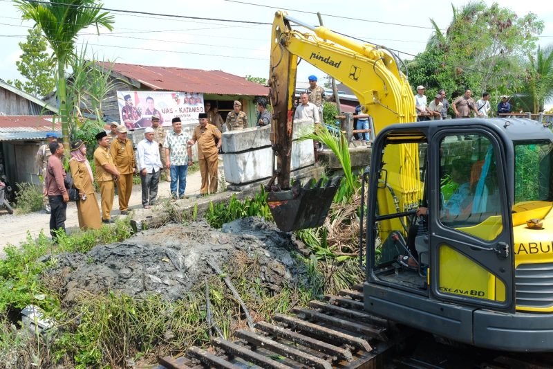 Bupati Anwar Sadat Pantau Normalisasi Parit Lapis Sungai Nibung Selasa (27/08/24)