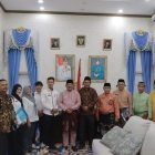 Bupati Tanjung Jabung Barat, Drs. H. Anwar Sadat, M.Ag, menerima audiensi dari Tim Koordinator Badan Gizi Nasional (BGN) wilayah Kabupaten Tanjung Jabung Barat, di Rumah Dinas Bupati, Jumat (02/05/25).
