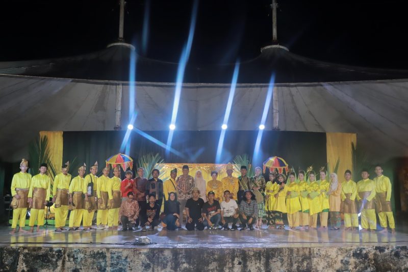 Wakil Bupati Tanjab Barat  , Dr. H. Katamso SA, SE., ME., saat menghadiri Pagelaran Tradisi Malam Tari Inai yang digelar oleh Yayasan Gena Budaya Nusantara di Gedung Runtuh Kuala Tungkal, Sabtu malam (28/06/25).