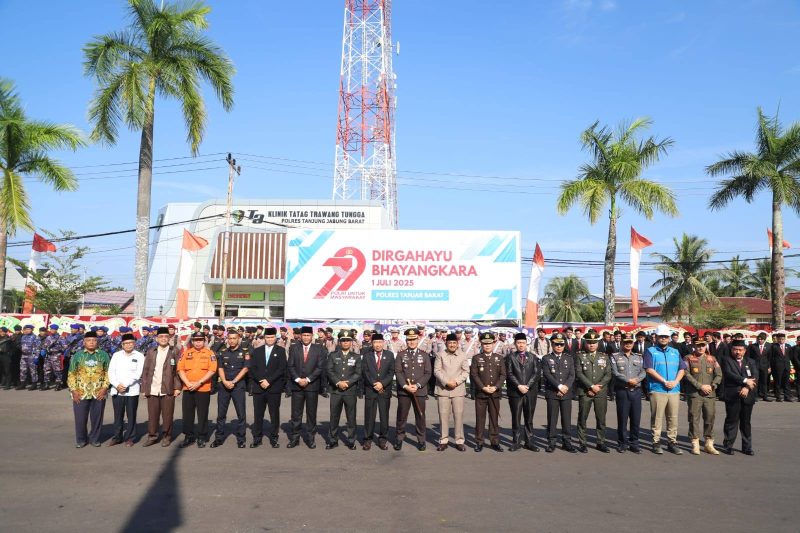 Bupati Tanjab Barat Drs. H. Anwar Sadat, M.Ag saat hadiri peringatan HUT Bhayangkara ke-79 di Mapolres Tanjab Barat  Selasa (01/07/25)