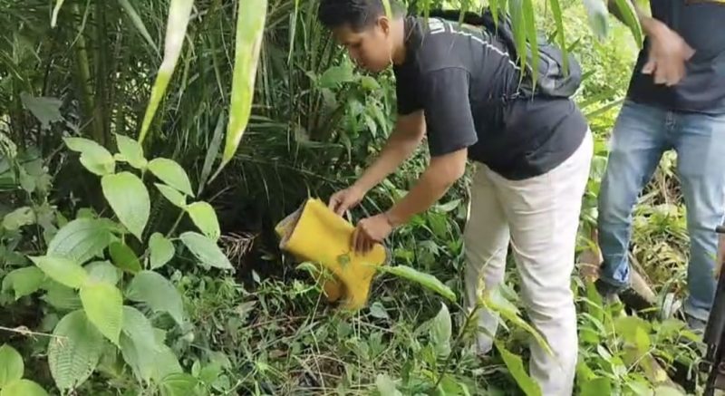 Polisi saat amankan barang bukti dan lakukan penangkapan Jum'at (12/09/25)