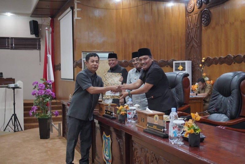 Dedi Hadi, SH Ketua Fraksi Golkar DPRD Tanjab Barat saat serahkan dokumen pandangan umum Fraksi kepada Pimpinan DPRD Senin (15/09/25)
