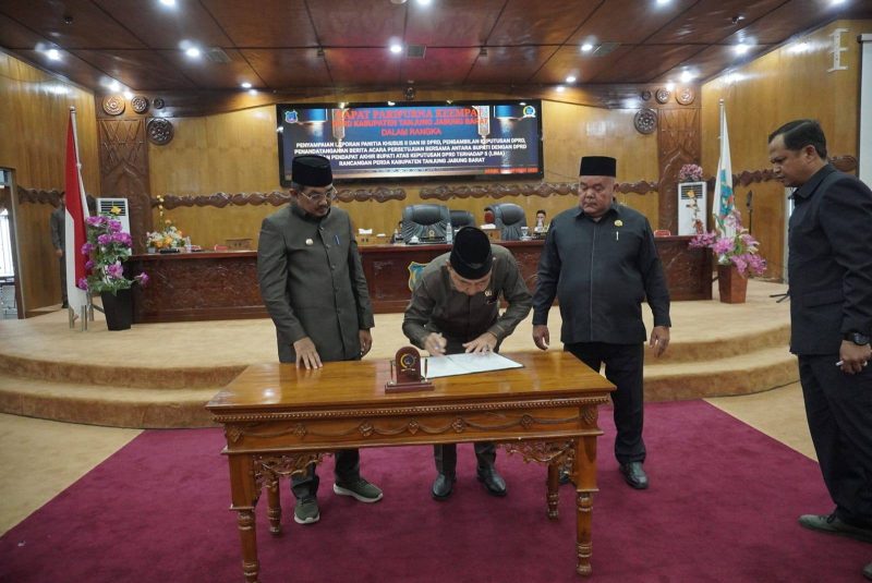 Rapat Paripurna DPRD Tanjab Barat penyampaikan Pendapat Akhir Bupati atas Keputusan DPRD terhadap lima Rancangan Peraturan Daerah (Ranperda) yang resmi disahkan menjadi Peraturan Daerah (Perda), Senin (20/10/25).