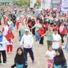 Bupati Tanjung Jabung Barat, Drs. H. Anwar Sadat, M.Ag., didampingi Bunda Guru Kabupaten Tanjung Jabung Barat, Hj. Fadhilah Sadat saat ikuti Senam Rangkaian Hari Puncak HGN dan HUT PGRI Sabtu (22/11/25)