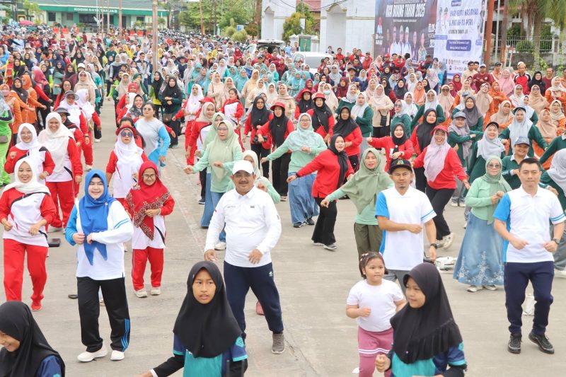 Bupati Tanjung Jabung Barat, Drs. H. Anwar Sadat, M.Ag., didampingi Bunda Guru Kabupaten Tanjung Jabung Barat, Hj. Fadhilah Sadat saat ikuti Senam Rangkaian Hari Puncak HGN dan HUT PGRI Sabtu (22/11/25)