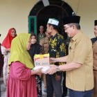 Bupati Anwar Sadat Tinjau beberapa desa yang terkena dampak musibah banjir rob di Kecamatan Betara dan turut memberikan bantuan sembako berupa beras dan mie instan kepada warga Senin (12/01/26). 