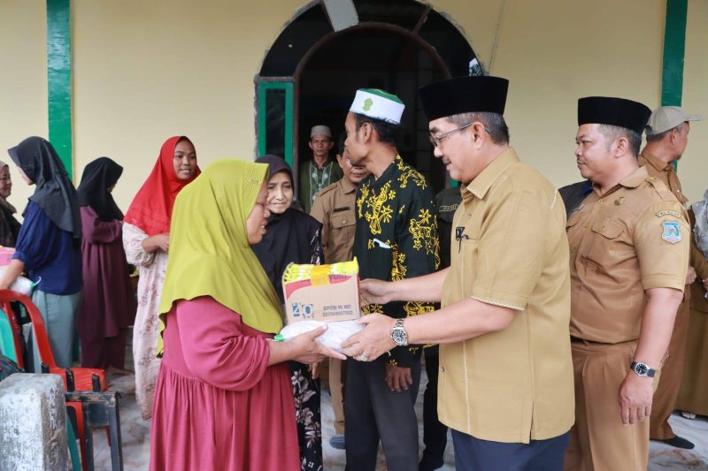 Bupati Anwar Sadat Tinjau beberapa desa yang terkena dampak musibah banjir rob di Kecamatan Betara dan turut memberikan bantuan sembako berupa beras dan mie instan kepada warga Senin (12/01/26). 