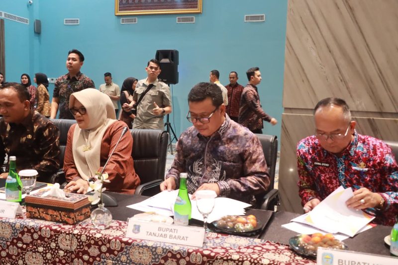 Wakil Bupati Tanjung Jabung Barat Hadiri Rapat Umum Pemegang Saham (RUPS) Tahunan dan Rapat Umum Pemegang Saham Luar Biasa pada PT. Bank Pembangunan Daerah Jambi (Bank 9 Jambi) Kota Jambi, Rabu Malam (10/02/26).