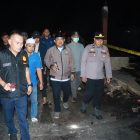 Bupati Anewar Sadat beserta rombongan saat kunjungi lokasi kebakaran Teluk Nilau Jum'at malam (01/05/26)