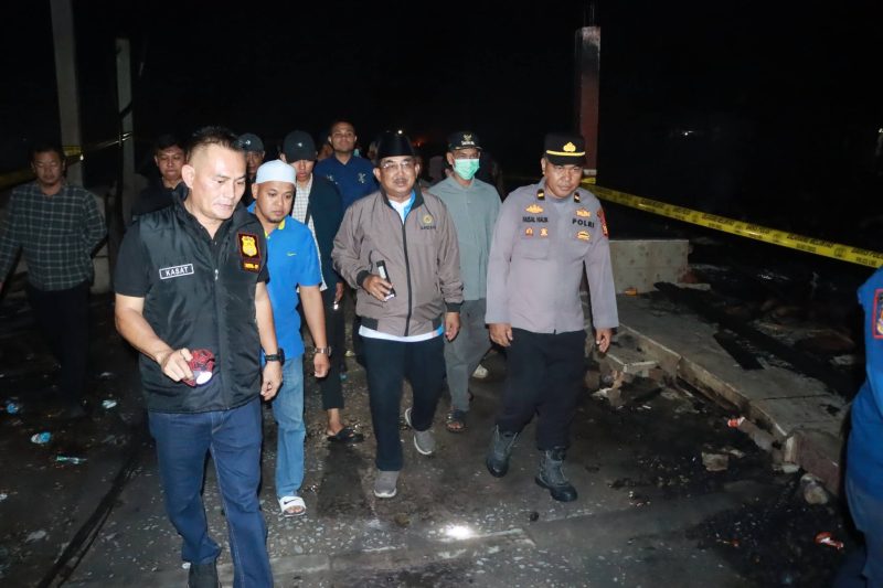 Bupati Anewar Sadat beserta rombongan saat kunjungi lokasi kebakaran Teluk Nilau Jum'at malam (01/05/26)