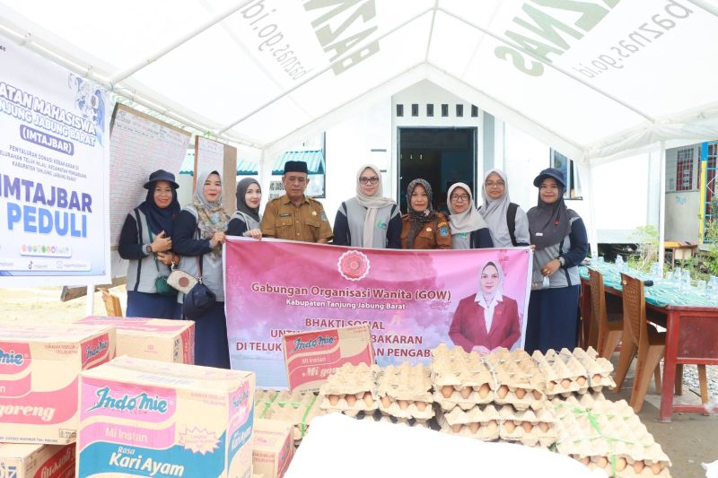 Ketua GOW Tanjab  Barat Marina Septiani Katamso, S.IP Didampingi Sekretaris Camat Pengabuan dan Lurah Teluk Nilau saat sambangi lokasi kebakaran Senin (11/05/26).