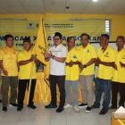 Ketua DPD Partai Golkar Tanjab Barat Syufrayogi Syaiful, S.IP, MH serahkan Pataka kepadan Pimpinan Kecamatan Terpilih Kateni Sabtu (25/07/26)