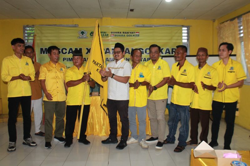 Ketua DPD Partai Golkar Tanjab Barat Syufrayogi Syaiful, S.IP, MH serahkan Pataka kepadan Pimpinan Kecamatan Terpilih Kateni Sabtu (25/07/26)