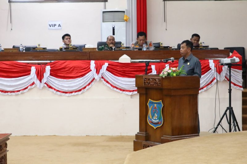 Foto : Dedi Hadi, SH Ketua Fraksi Golkar saat sampaikan pandangan Akhir Fraksi Selasa (01/09/26)